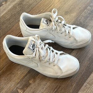 Nike Woman’s Sneakers 9.5